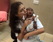  صور - الممرضة اليافية "ميساء عبد أبو نار" تنقذ حياة مولودة في غينيا بأفريقيا 